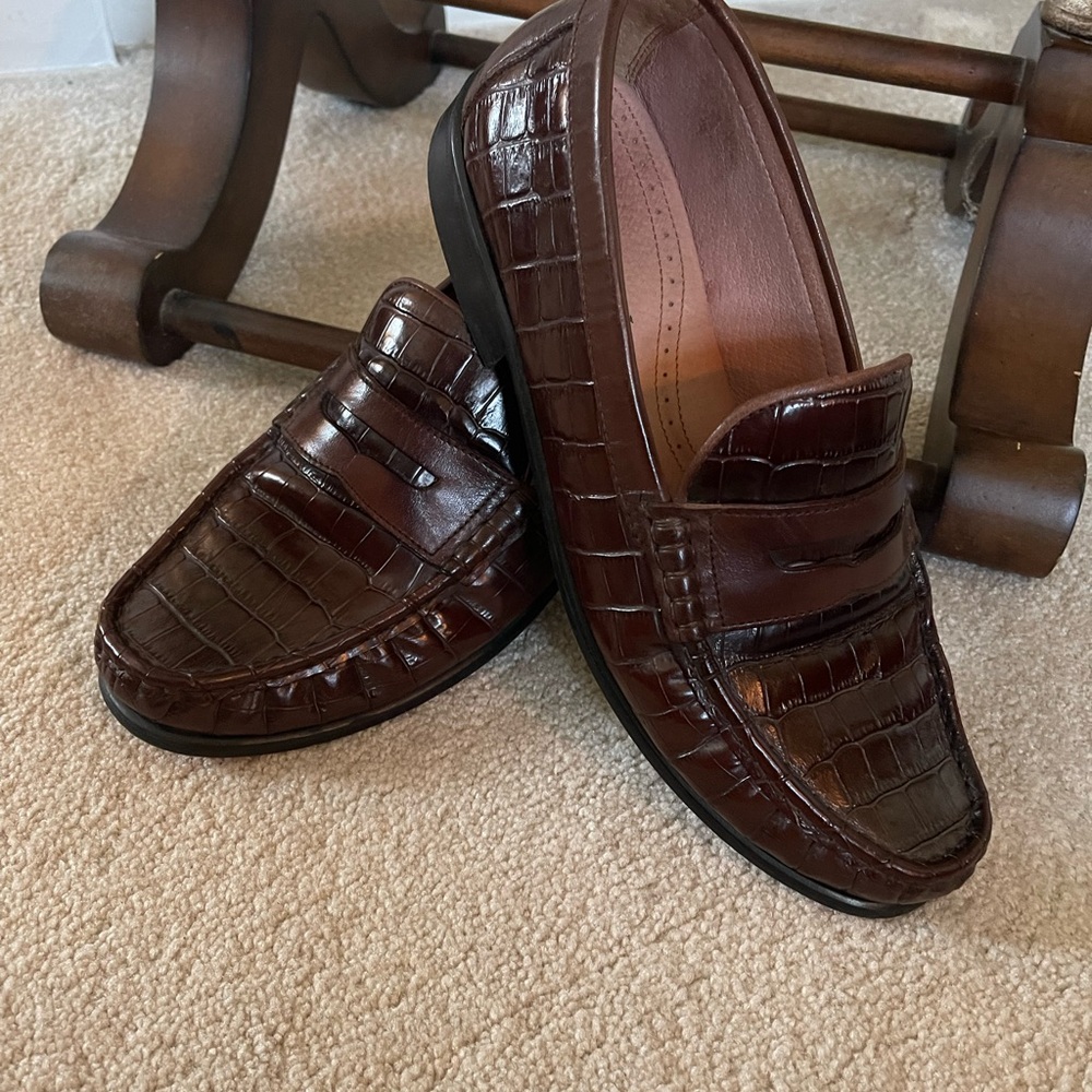 Elegant Brown Crocodile Pattern Loafers